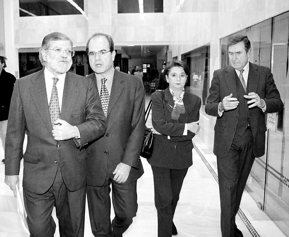 Juan Carlos Rodríguez Ibarra y Manuel Chaves, presidentes de Extremadura y Andalucía, con Carmen Hermosín y el entonces presidente de Antares, José Antonio González-Barba, en 1992