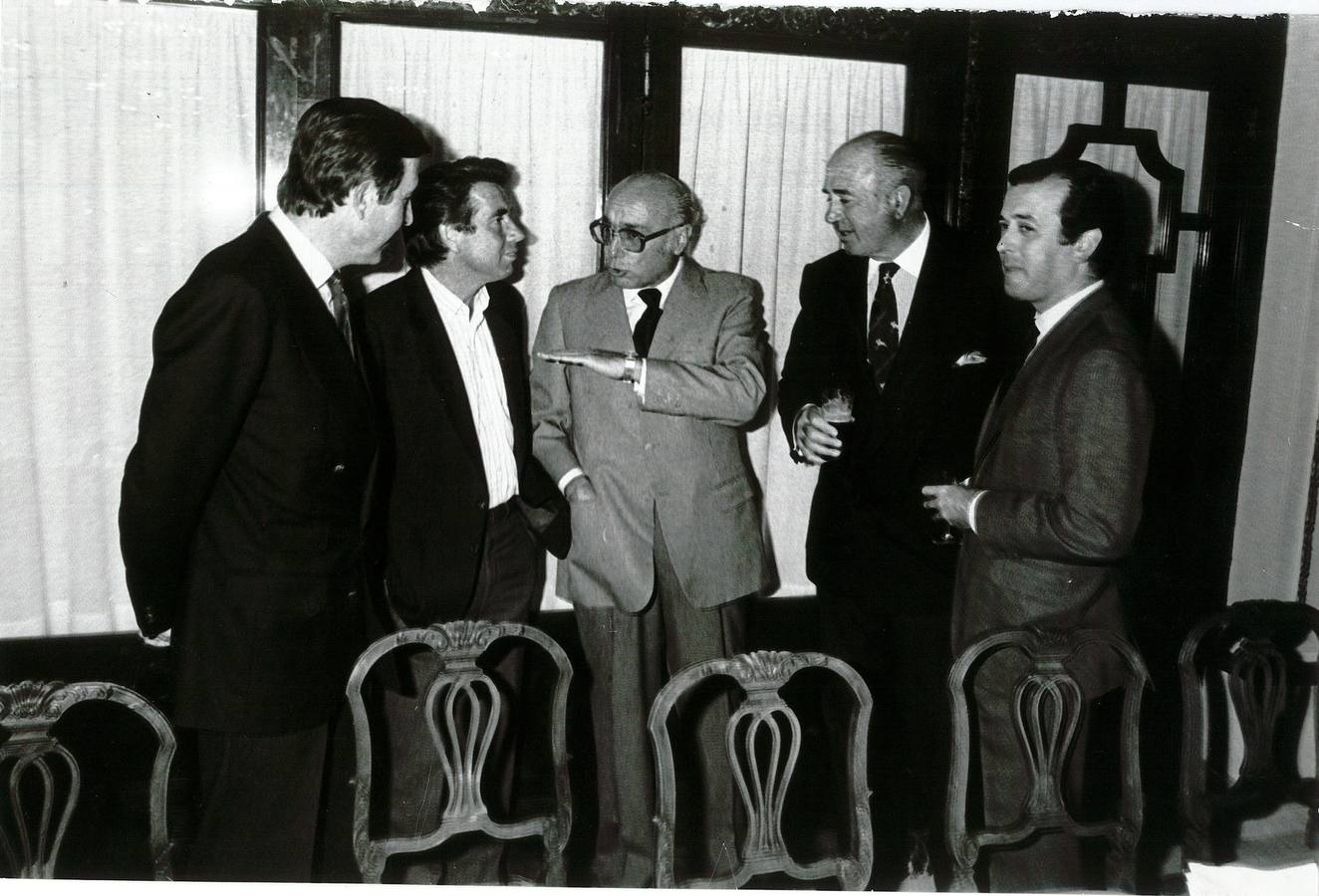 Presentación del proyecto del Club Antares en abril de 1985. En la imagen de izda. a dcha: José Antonio González-Barba, Manolo Santana, Manuel Clavero, el conde de la Maza y Javier Benjumea Llorente