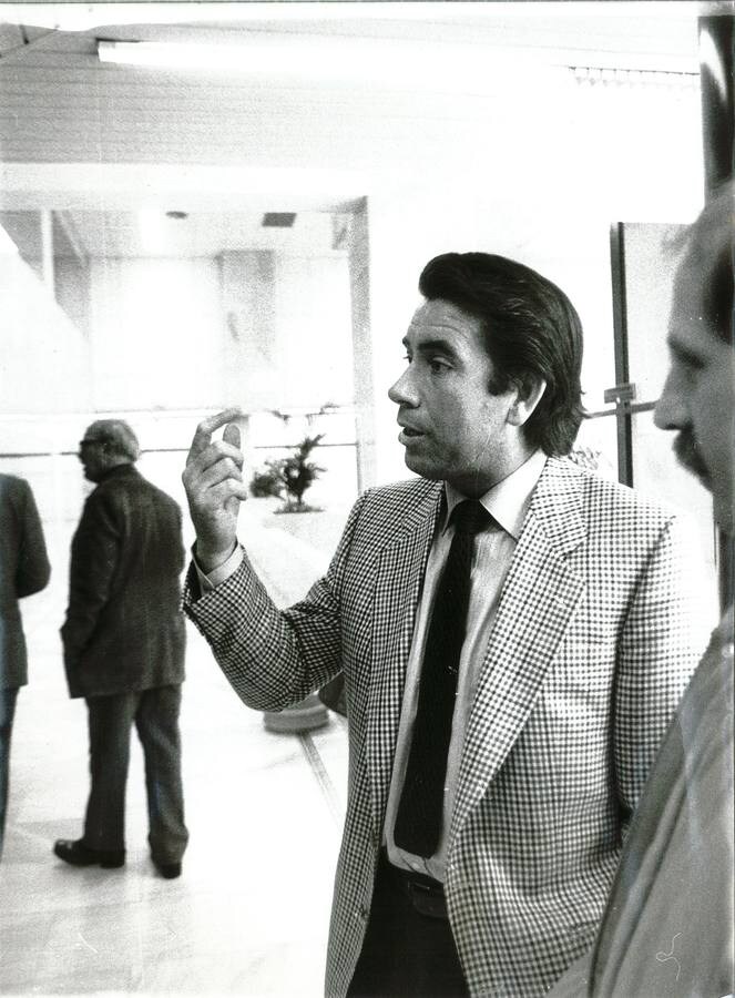 Manolo Santana, en la inauguración de Antares en marzo de 1986