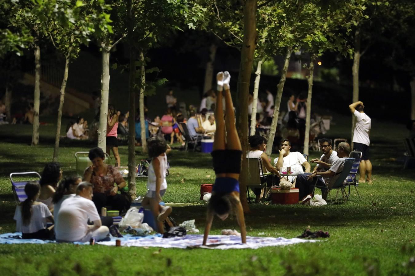 El Arenal en la noche más calurosa del verano, en imágenes