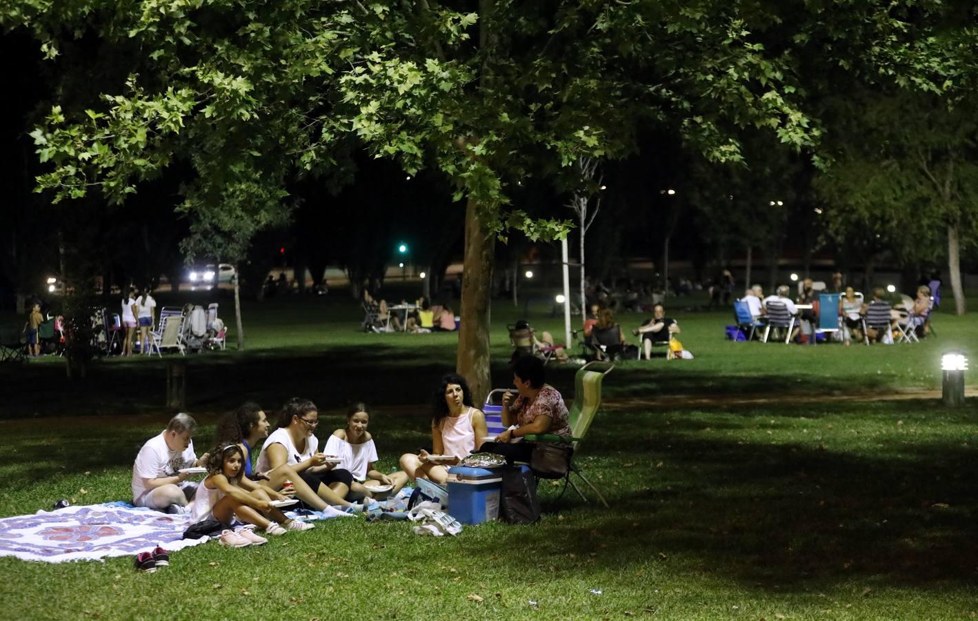 El Arenal en la noche más calurosa del verano, en imágenes