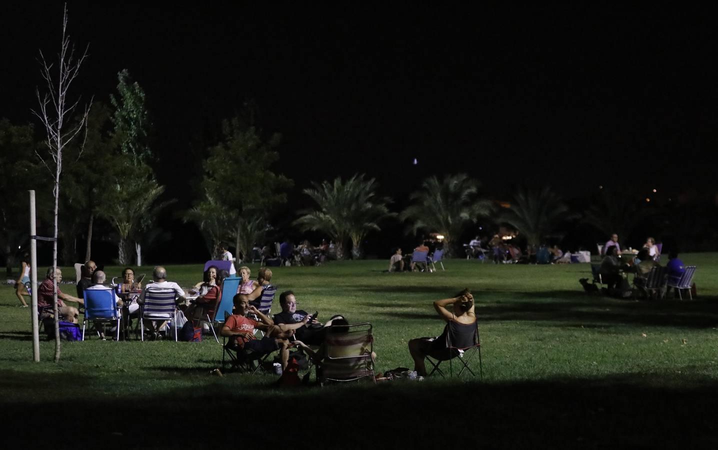 El Arenal en la noche más calurosa del verano, en imágenes