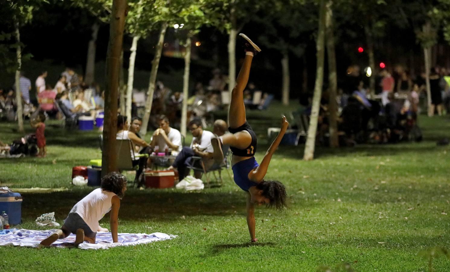 El Arenal en la noche más calurosa del verano, en imágenes