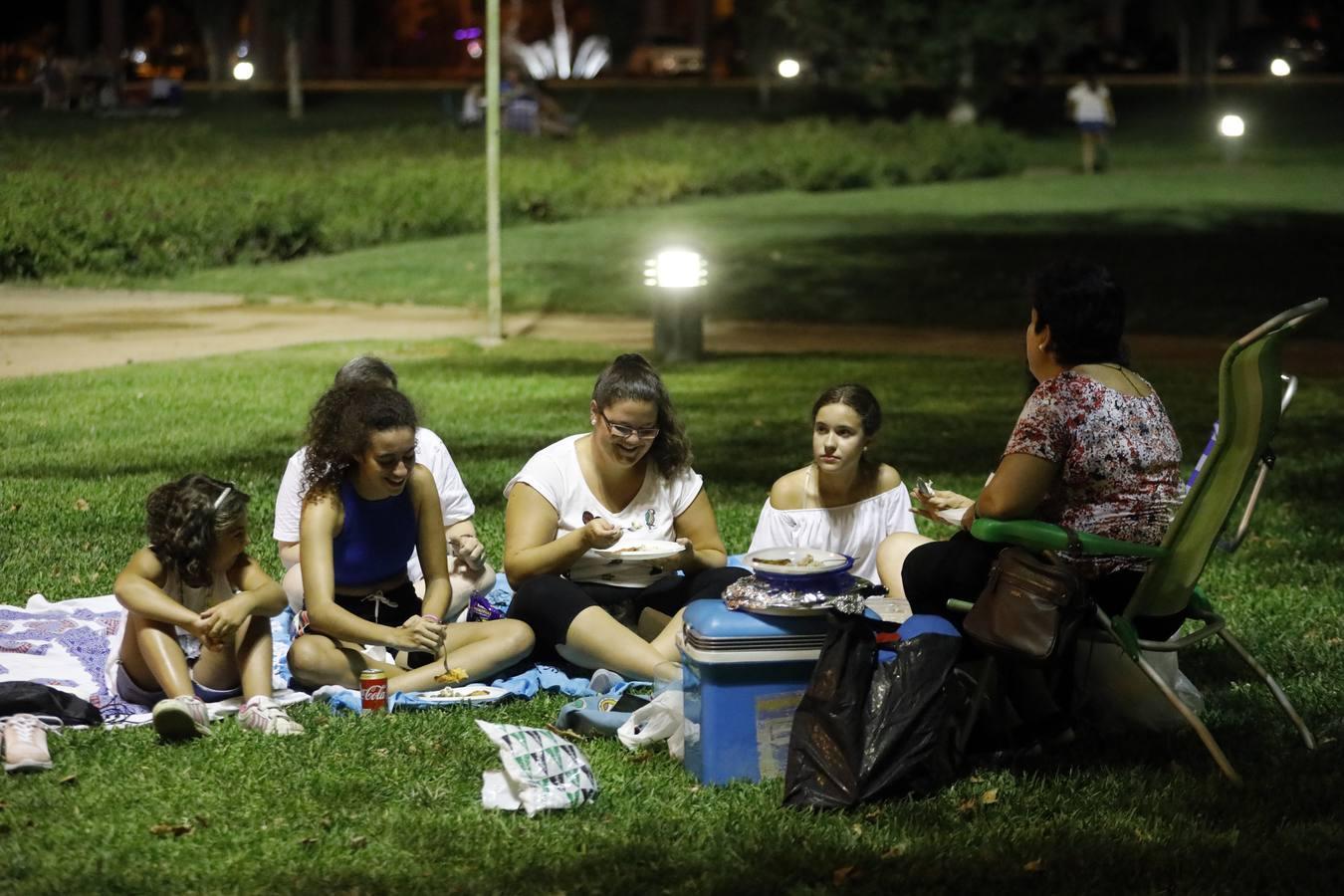 El Arenal en la noche más calurosa del verano, en imágenes