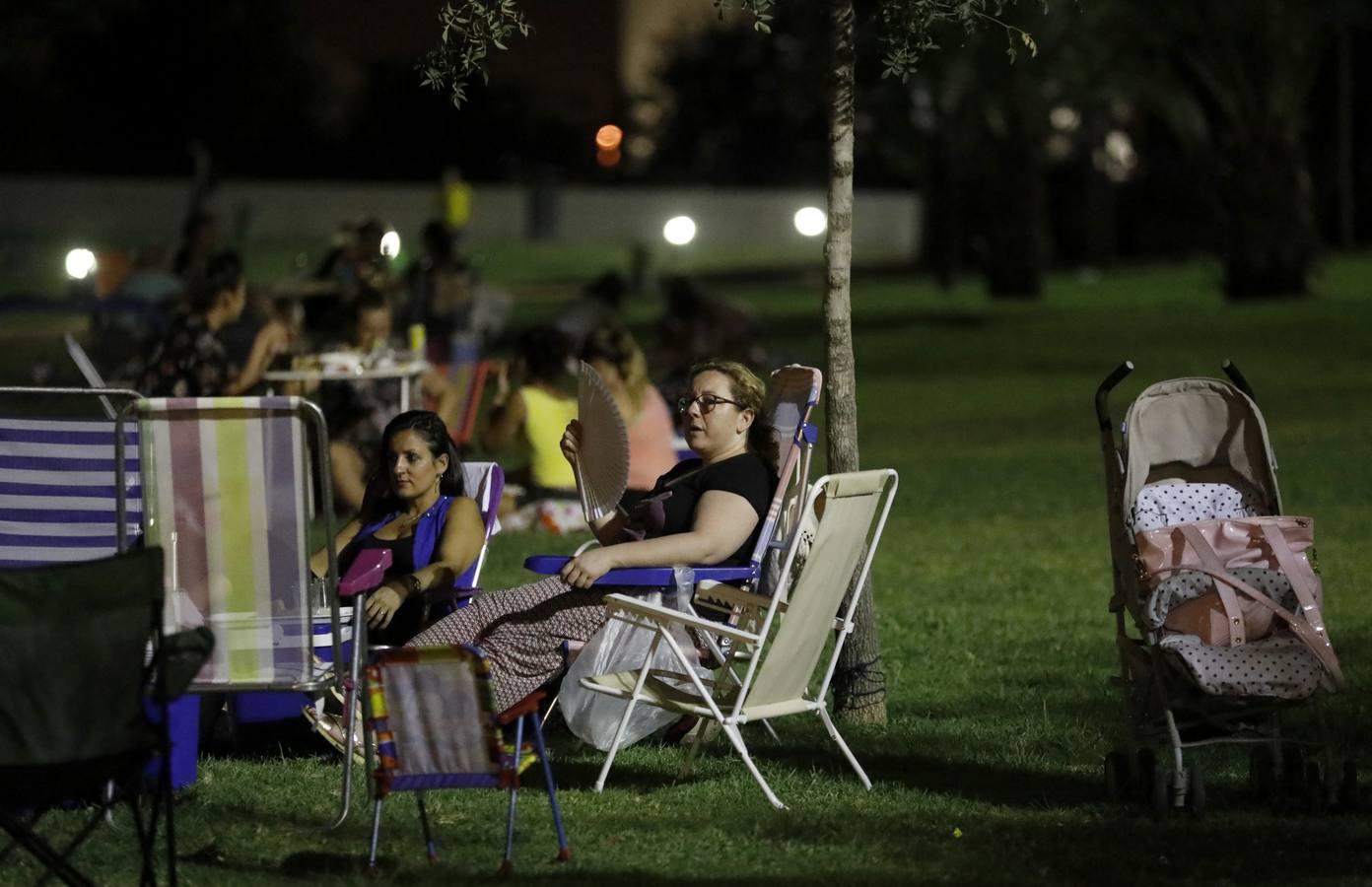 El Arenal en la noche más calurosa del verano, en imágenes