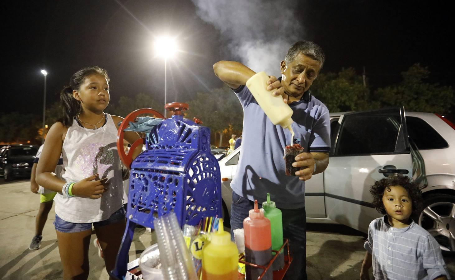 El Arenal en la noche más calurosa del verano, en imágenes