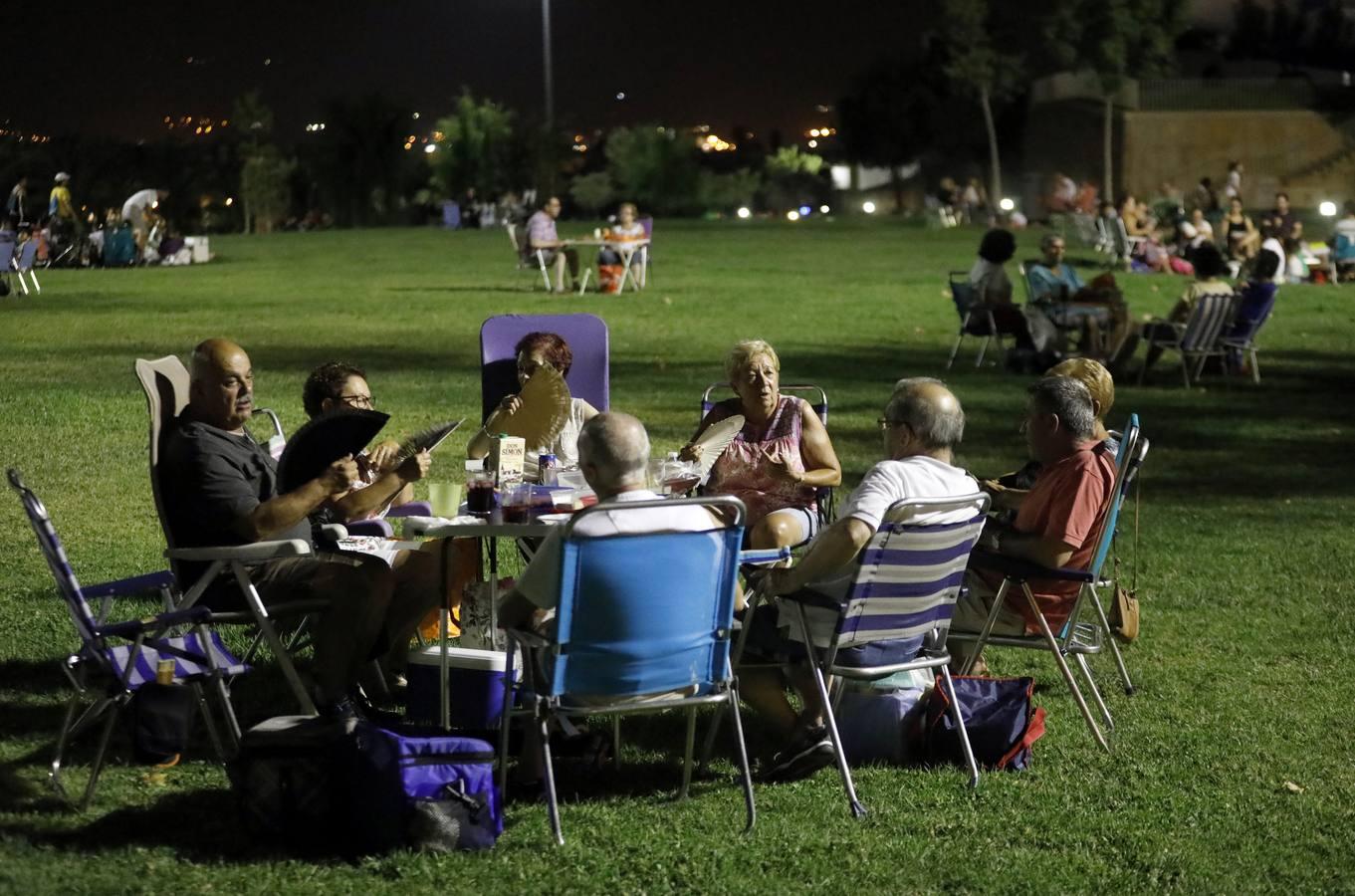 El Arenal en la noche más calurosa del verano, en imágenes