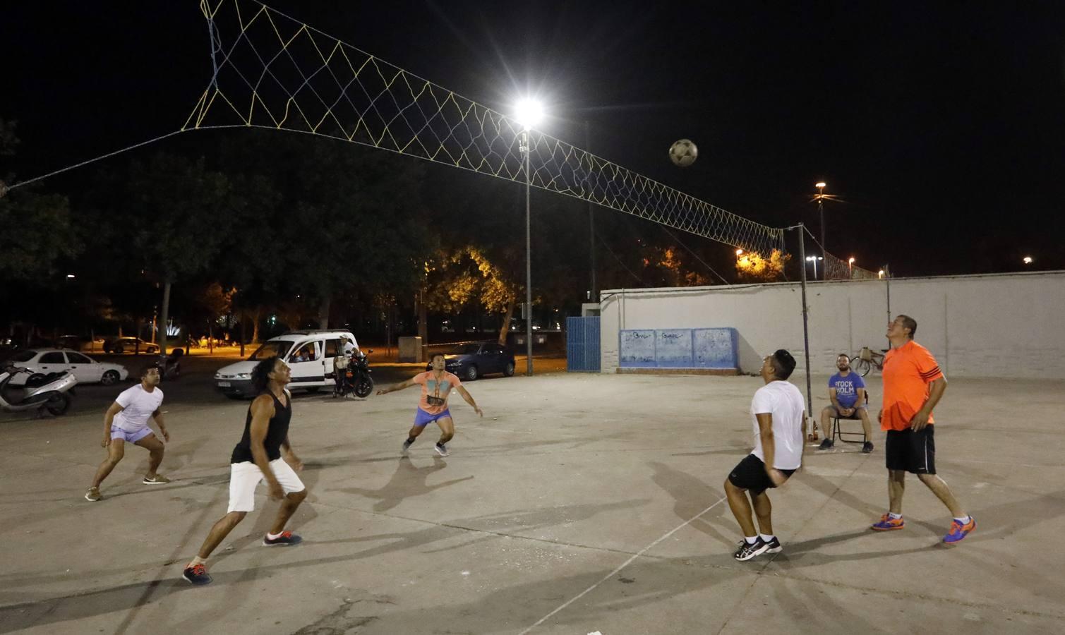 El Arenal en la noche más calurosa del verano, en imágenes