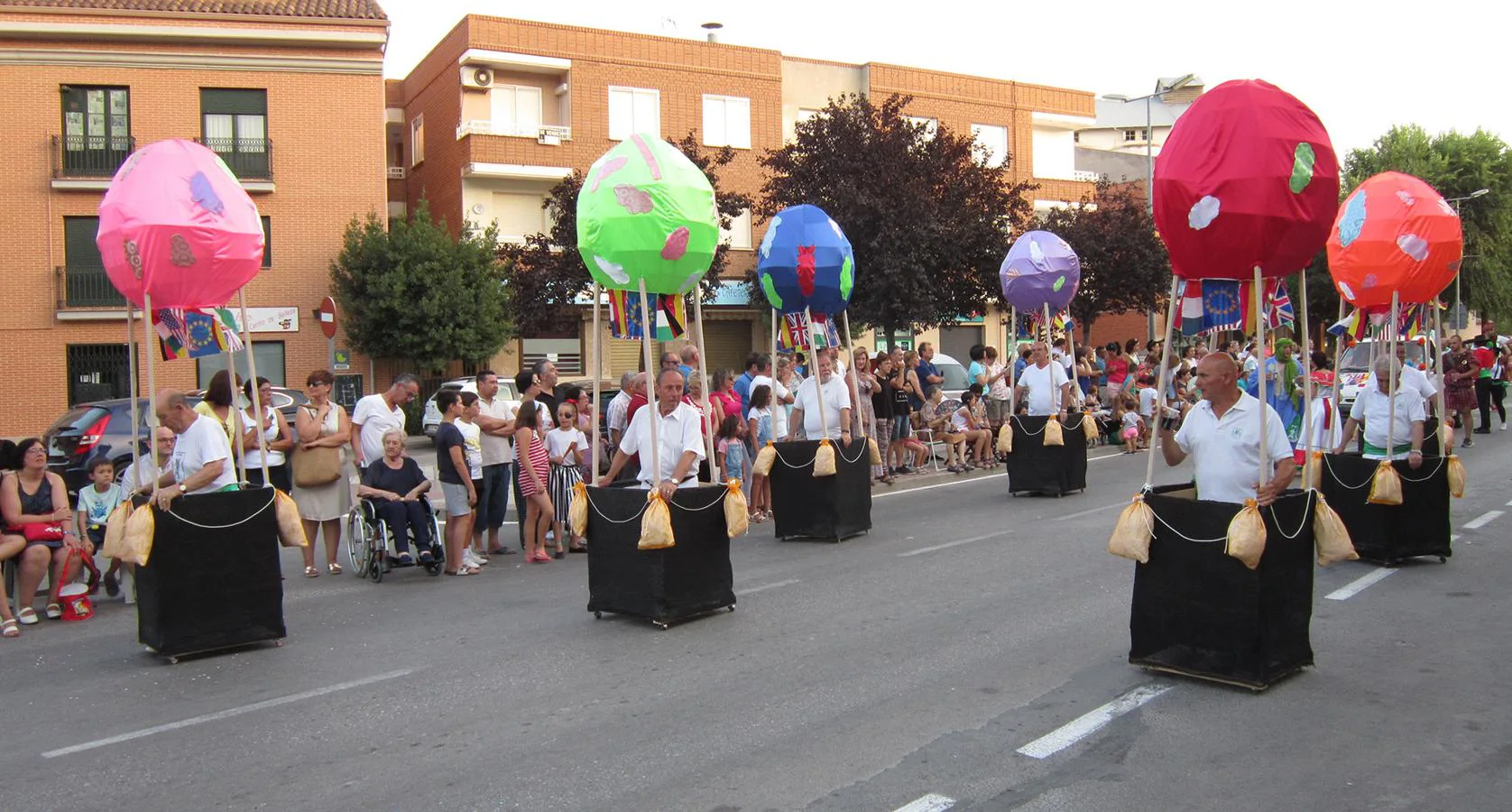 Colorido y multitudinario desfile de carrozas en Villacañas