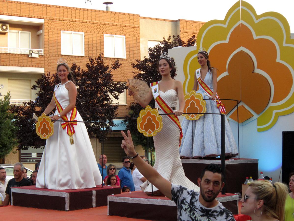 Colorido y multitudinario desfile de carrozas en Villacañas