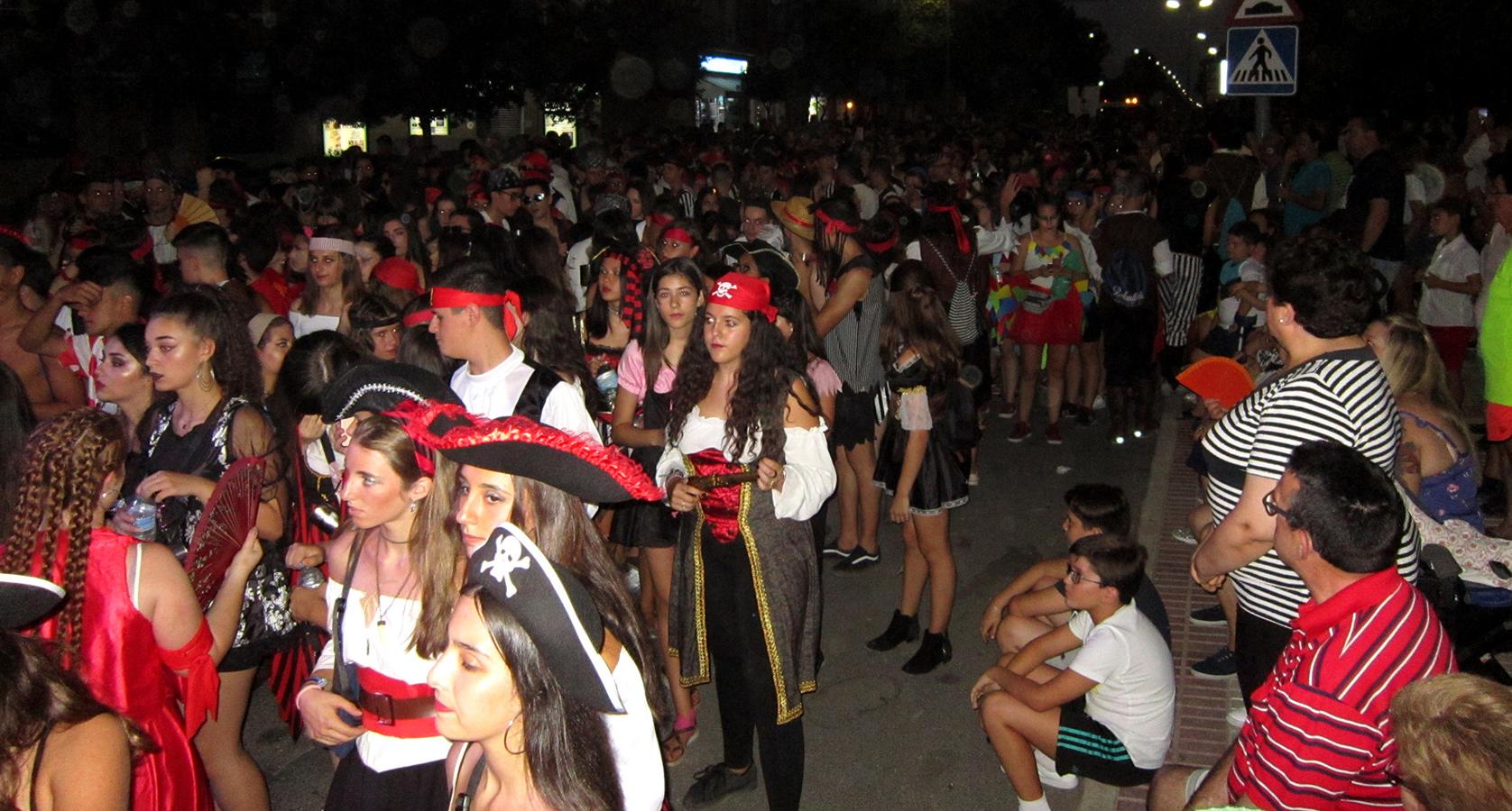 Colorido y multitudinario desfile de carrozas en Villacañas