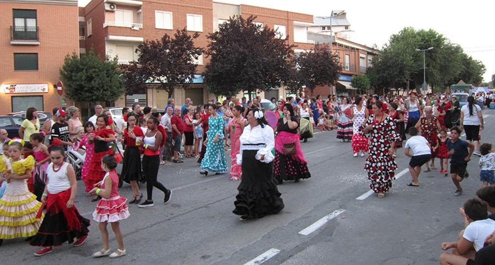 Colorido y multitudinario desfile de carrozas en Villacañas