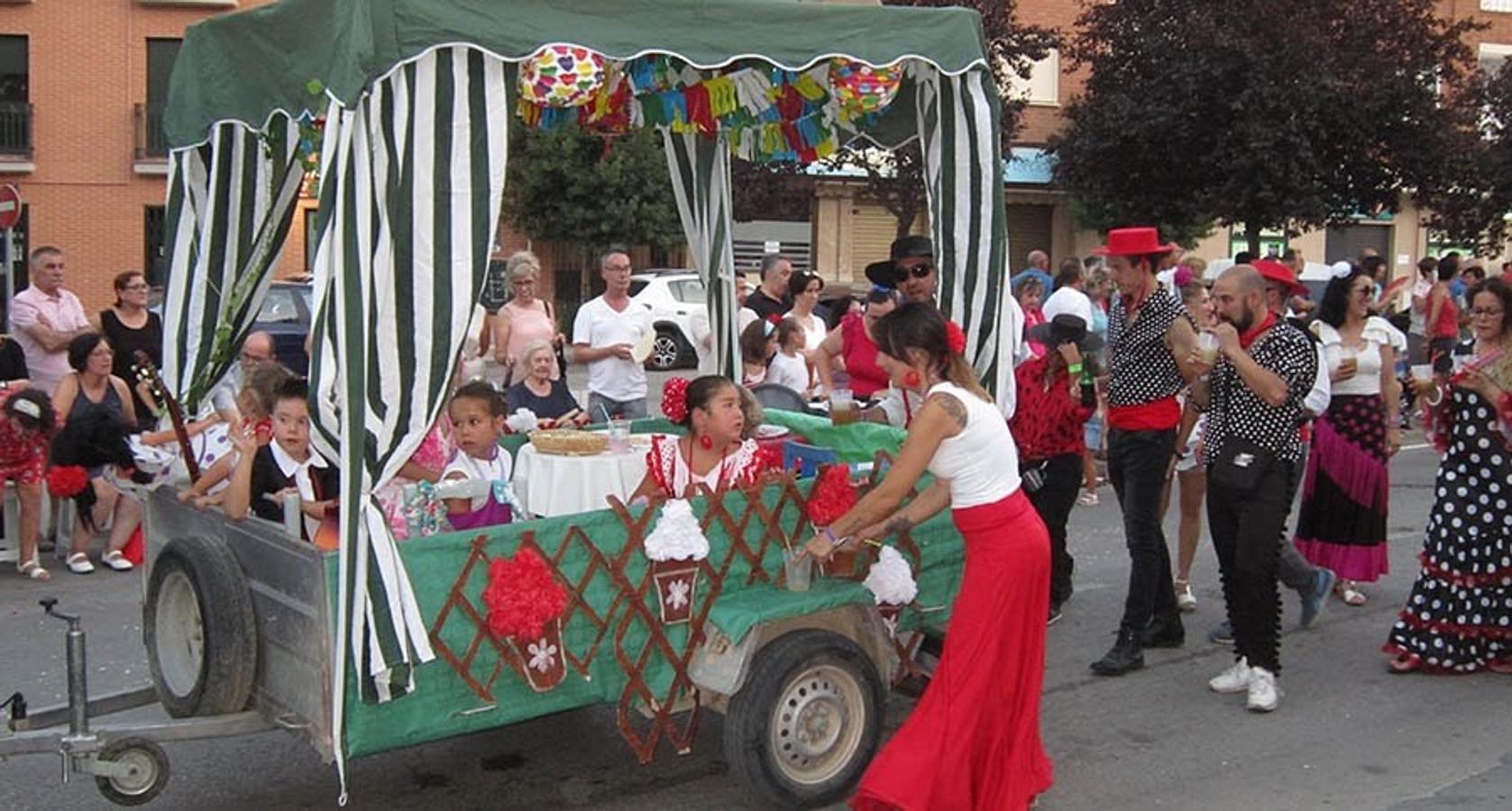 Colorido y multitudinario desfile de carrozas en Villacañas