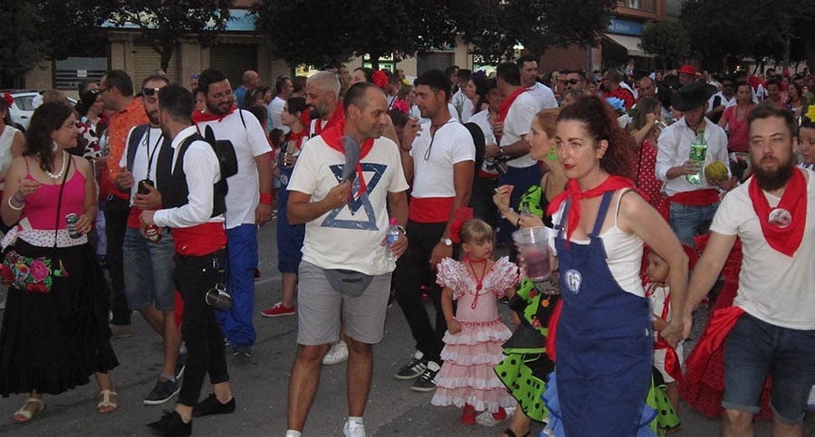 Colorido y multitudinario desfile de carrozas en Villacañas