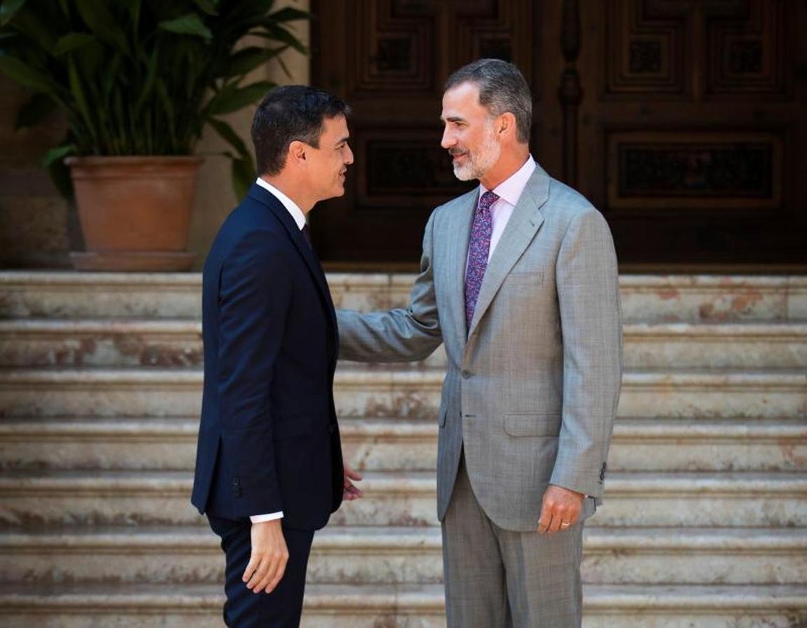 Gesto afable entre Pedro Sánchez y Felipe VI. 