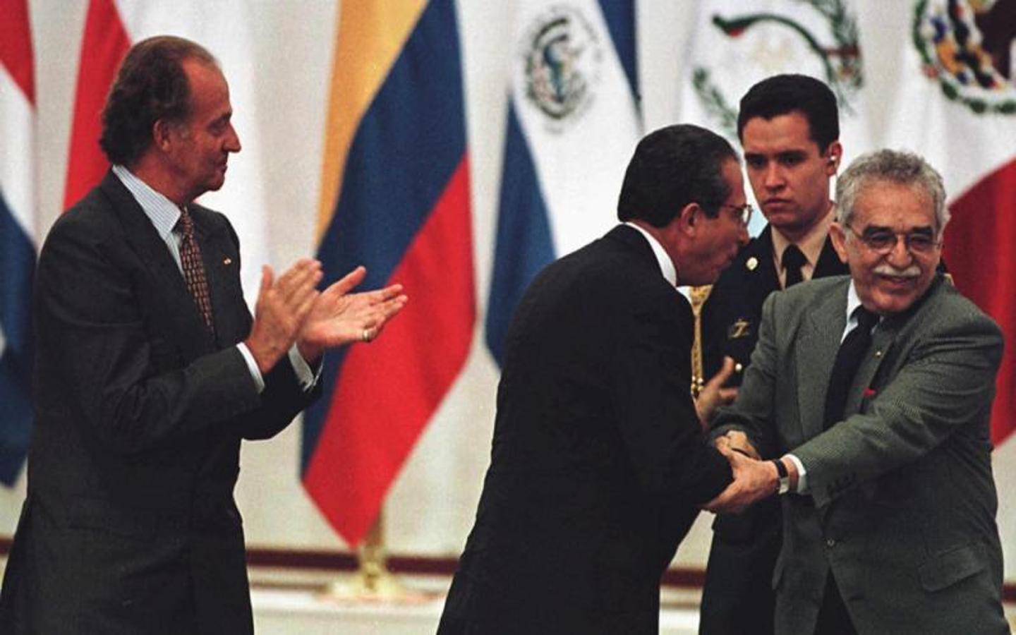 Gabriel García Márquez y Juan Carlos I tras recibir el escritor el Nobel de Literatura. 