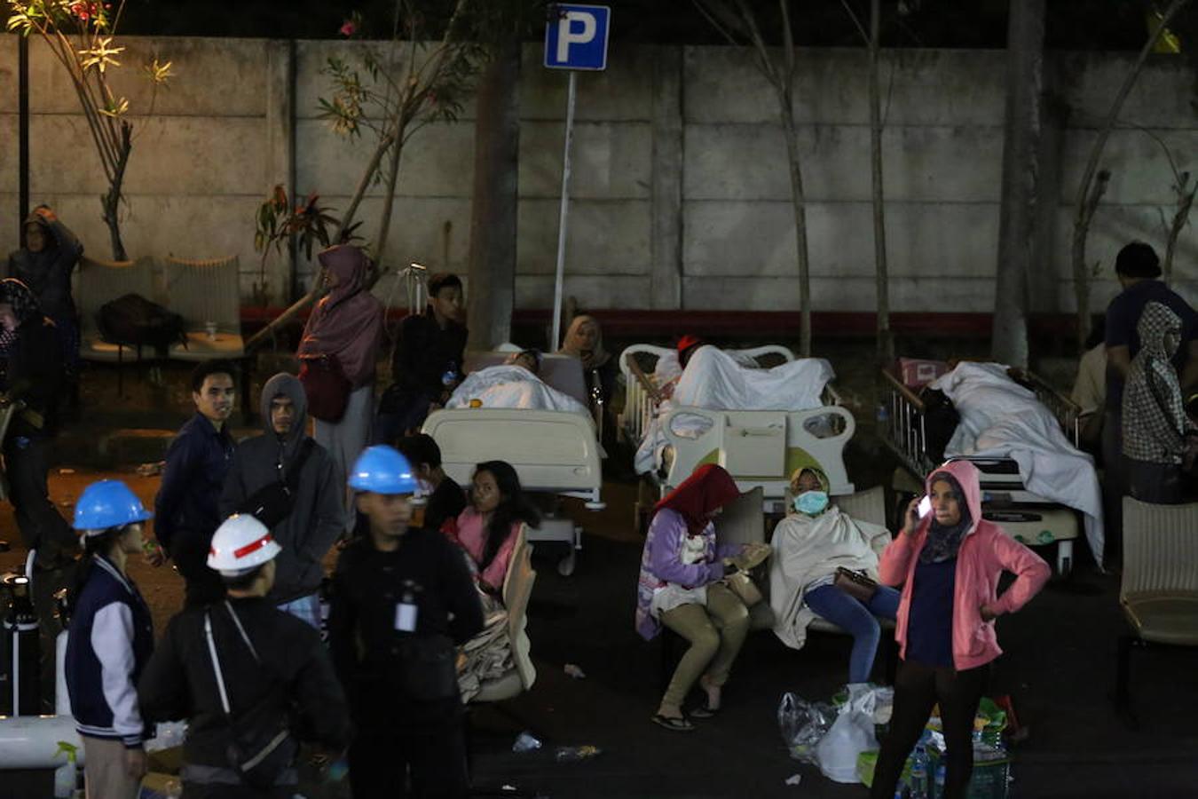 Más de 200 personas han resultado heridas. Personas evacuadas de un hospital en Lombok, Indonesia.