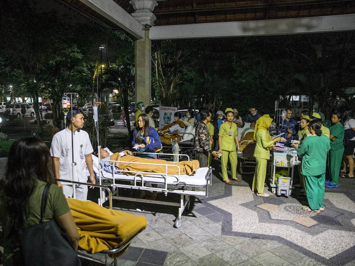 Los hospitales han tenido que ser desalojados. Pacientes de hospital han tenido que ser movilizados a causa del terremoto.