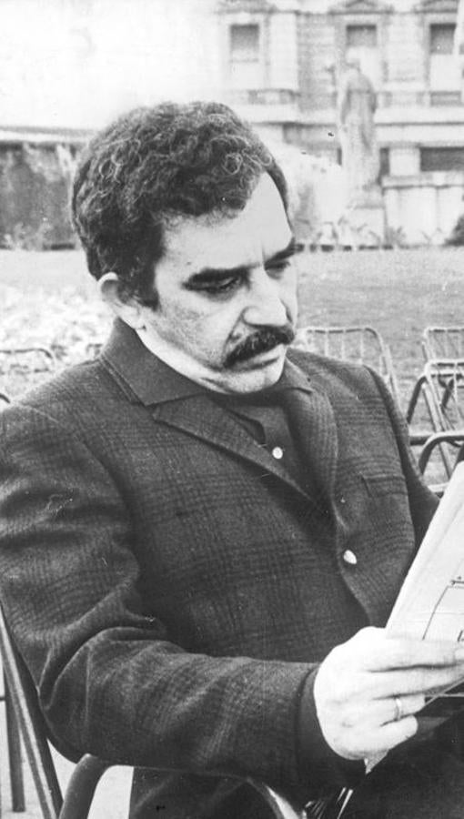 Gabriel García Márquez, retratado en México leyendo la prensa. 