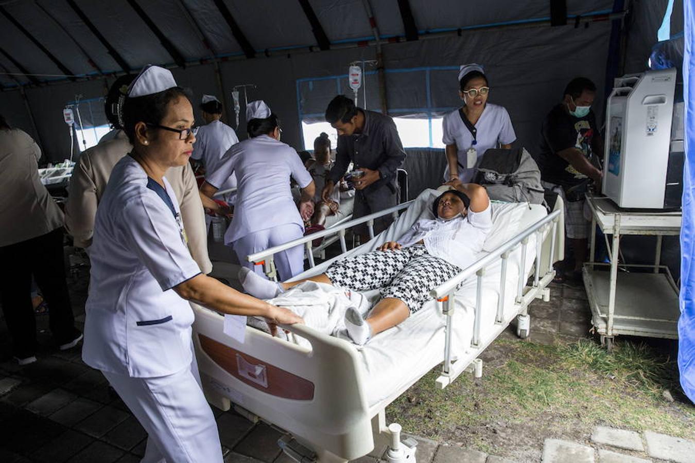 Los servicios sanitarios hacen todo lo posible para ayudar a los heridos. Imagen de una de las más de 200 personas heridas tras el terremoto del pasado domingo.