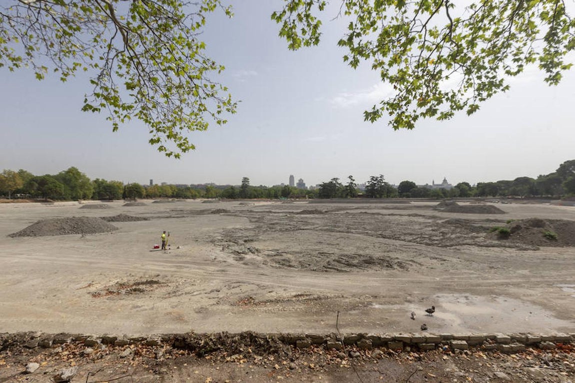 1.. El aspecto actual del lago de la Casa de Campo, cuyas obras se han prorrogado otros tres meses por el exceso de precipitaciones esta primavera