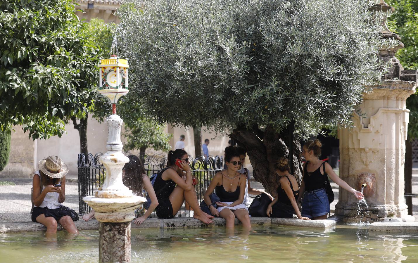 Las fuentes, un recurso contra el calor en Córdoba, en imágenes