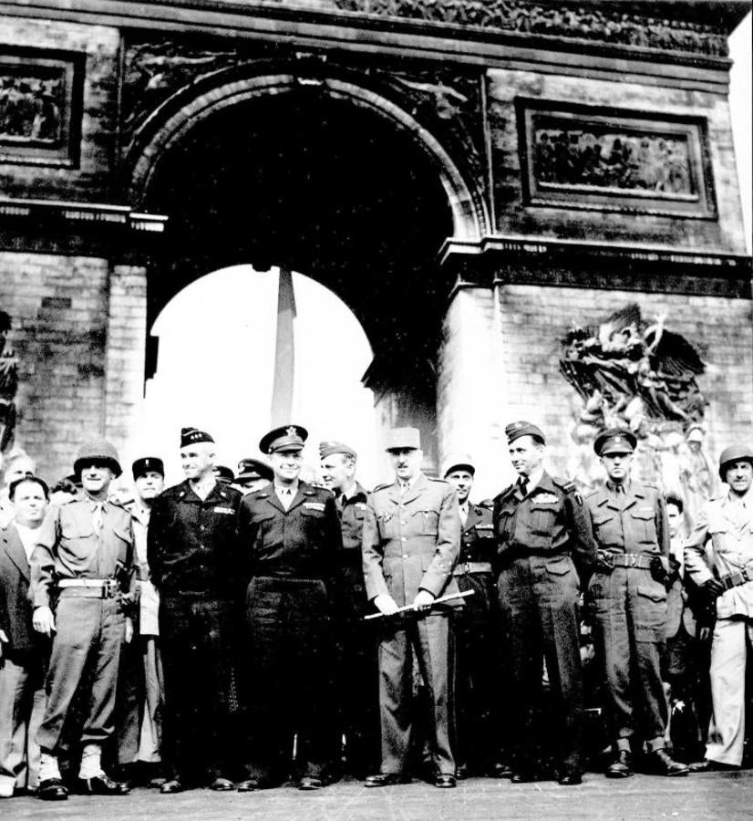 Eissenhower, Koenig, Bradley y Todder junto a De Gaulle en el Arco del Triunfo celebrando el fin de la ocupación nazi. 