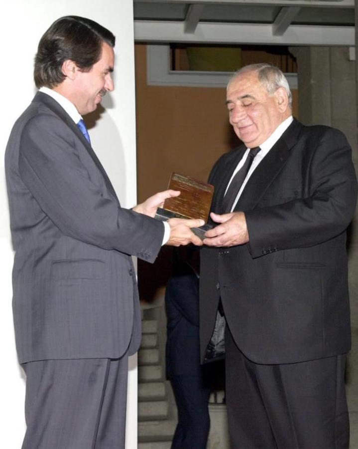 José María Aznar hace entrega a Isidoro Álvarez del premio a «Mejor Empresario del Año» en 2002. 