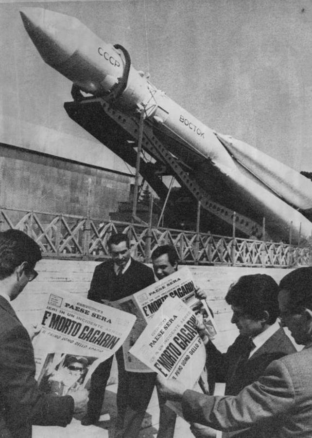 Varias personas en Roma leen la noticia de la muerte de Gagarin. 