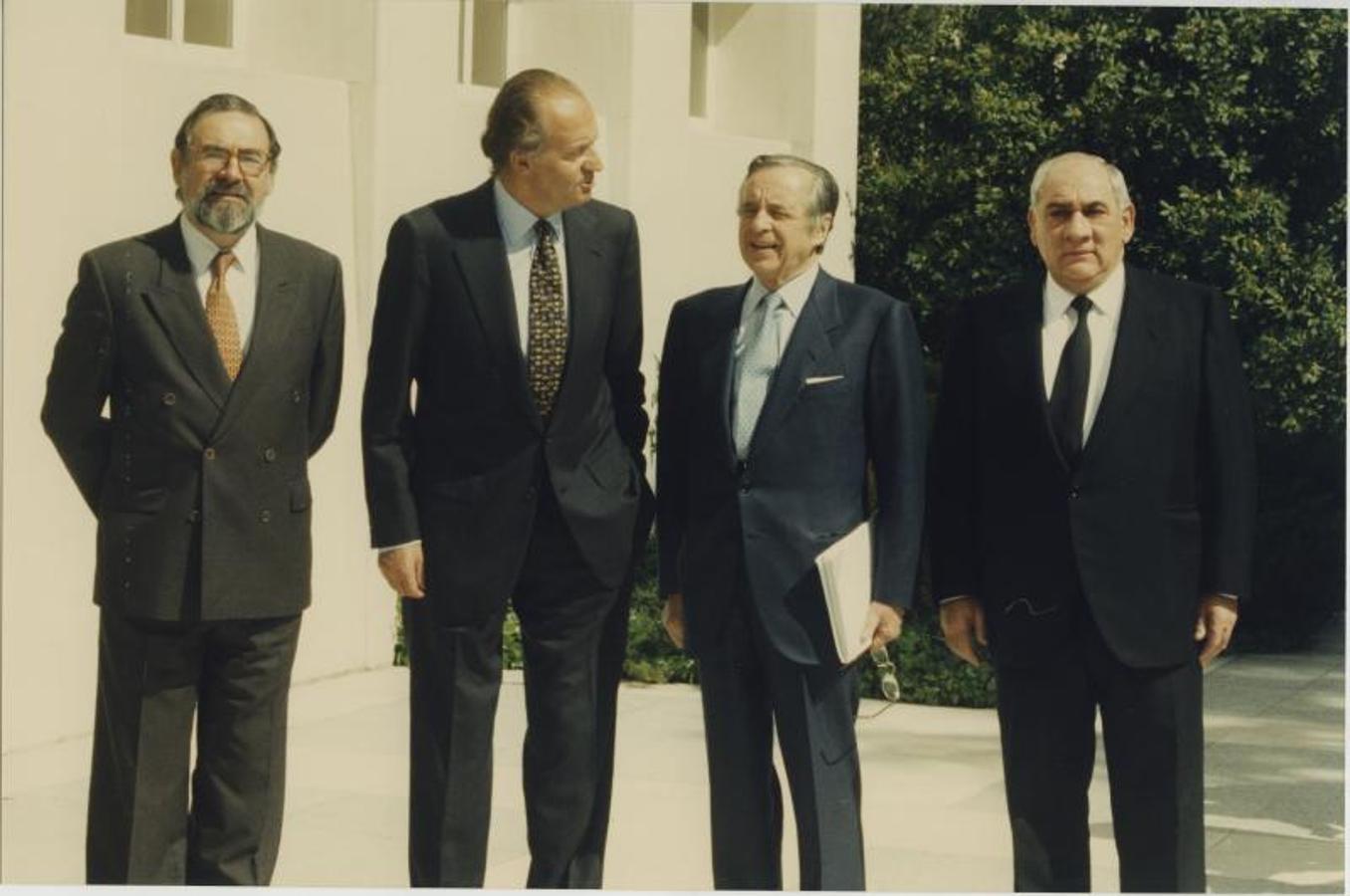 El Rey, junto al ministro de Industria y Energía en funciones, Juan Manuel Eguiagaray, el presidente de Cotec, José Ángel Sánchez Asiaín y el presidente de El Corte Inglés, Isidoro Álvarez.. 