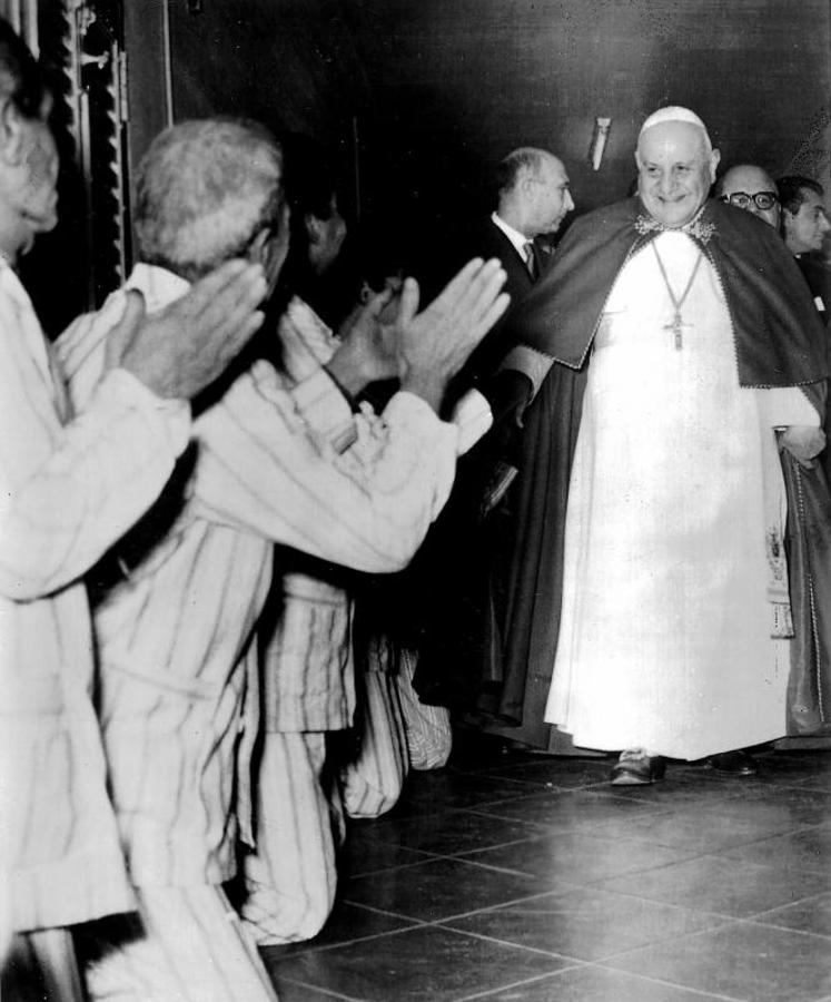 Su Santidad Juan XXIII visitando una prisión en Roma. 
