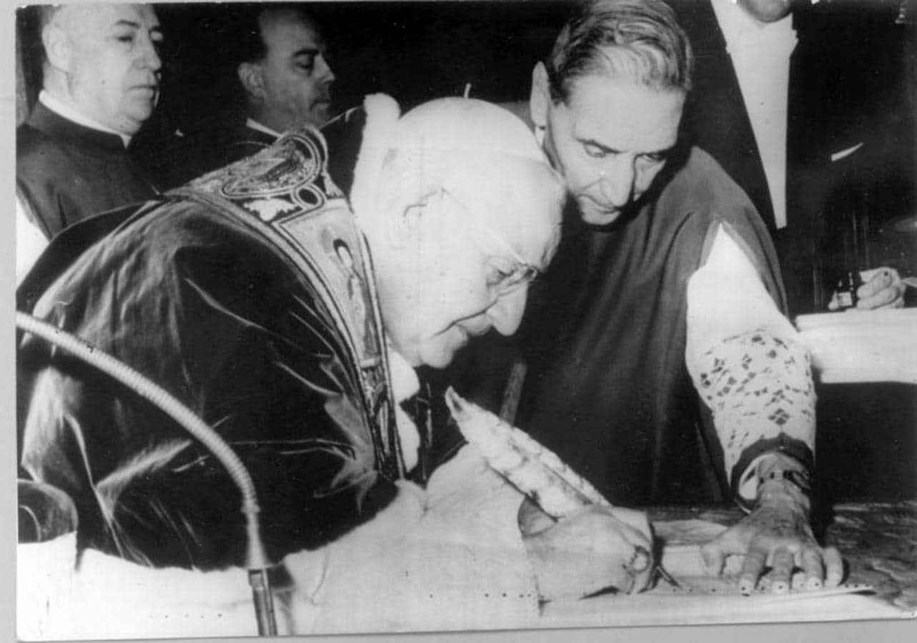 Juan XXIII firma en la convocatoria del Concilio Ecuménico de la Iglesia Católica. 