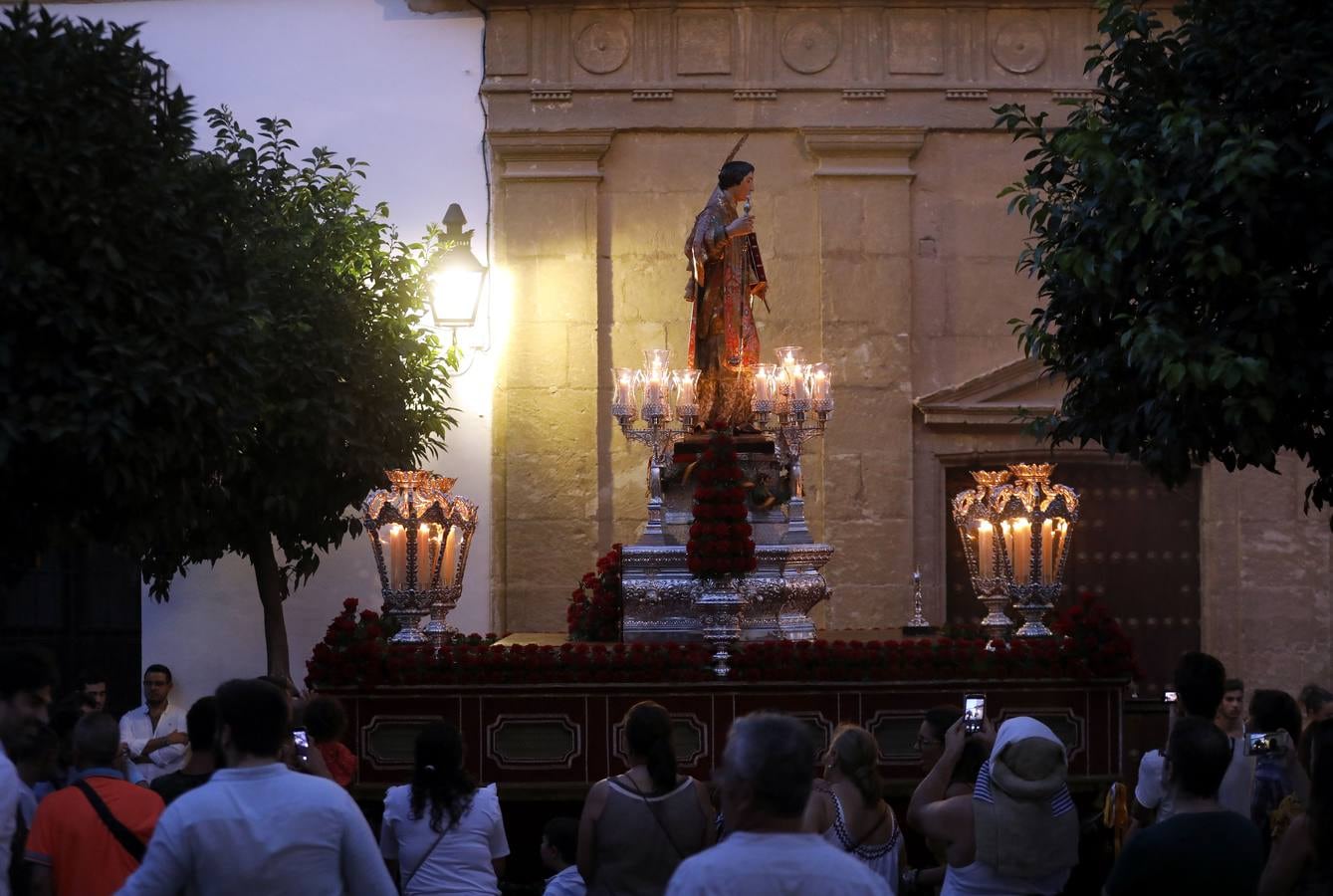 La procesión de San Lorenzo por su barrio, en imágenes