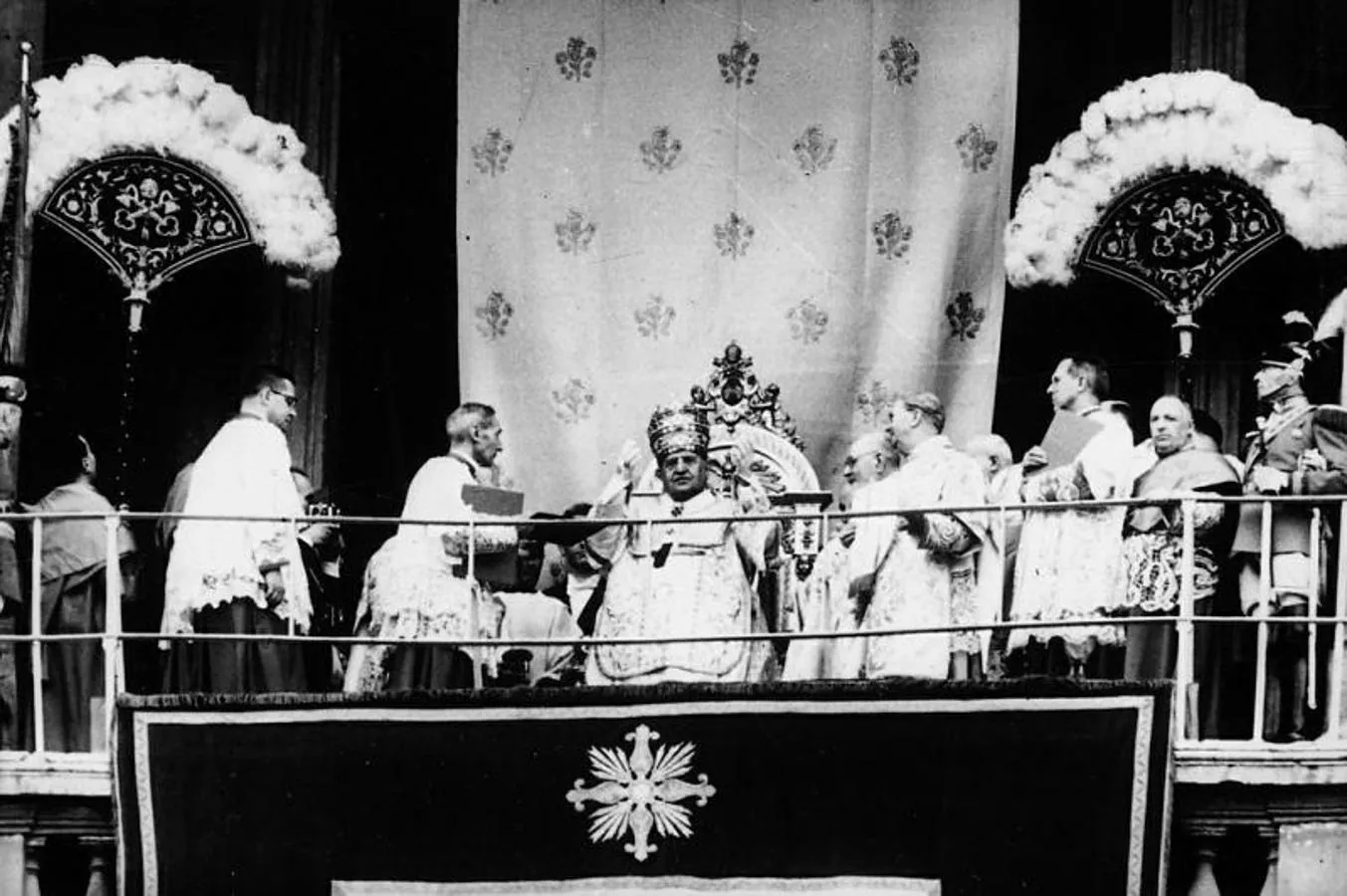 El pontífice da la bendición «urbi et orbi» tras su coronación. 