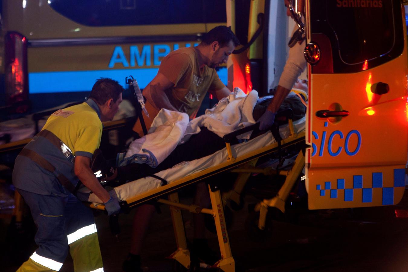 El accidente se ha producido en torno a las 00.00 horas, cuando la pasarela ha cedido debido al peso de las personas, algunas de las cuales se han caído al mar. 