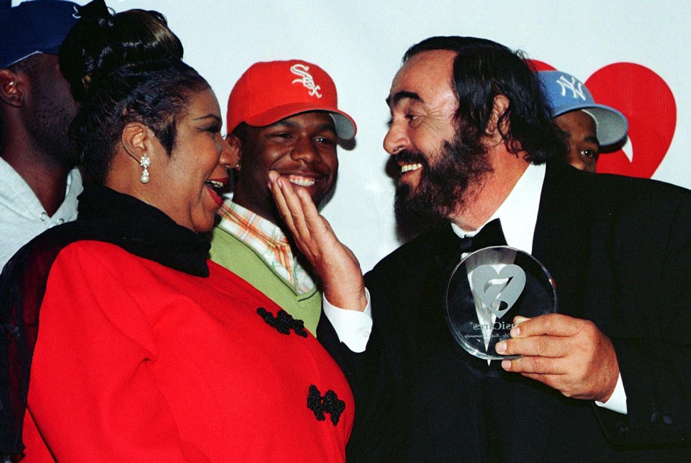 La cantante coincidió con Luciano Pavarotti en una cena benéfica en Nueva York en 1998. 
