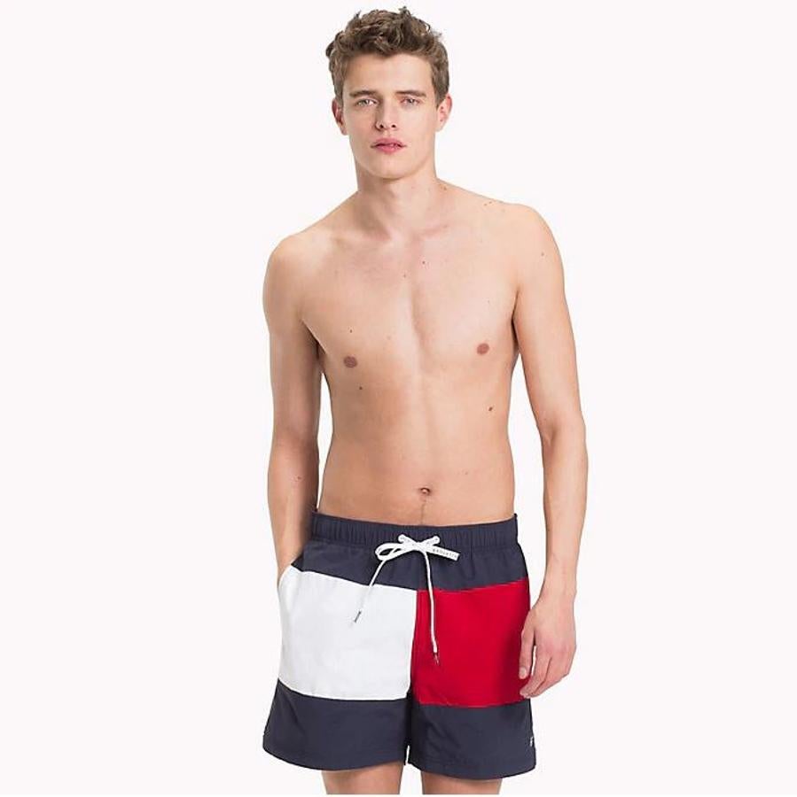 Bañador con los colores distintivos de la marca de Tommy Hilfiger. Precio 39€ (antes79,90€)