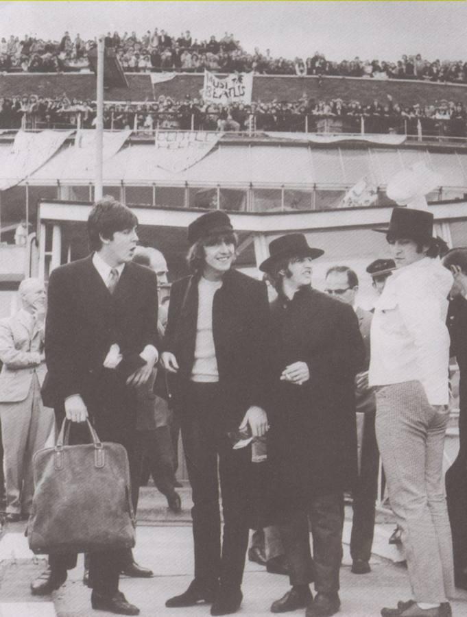 The Beatles en Londres después de su gira en España en 1965. 