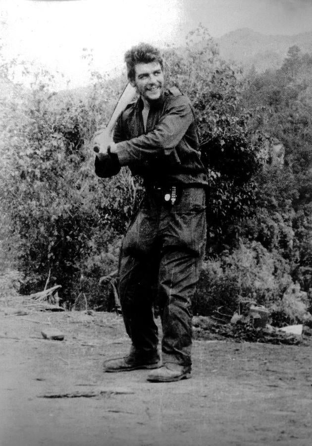 Che Guevara aprendiendo a jugar al béisbol. 
