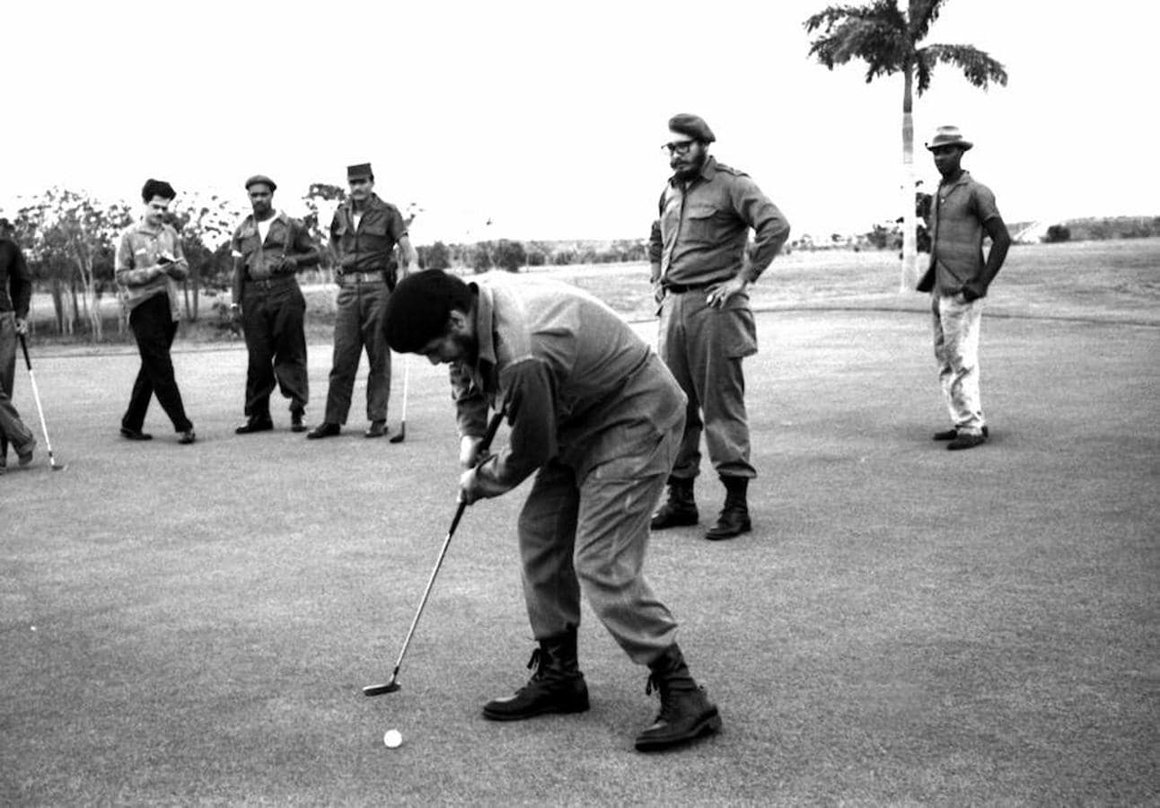 El Che Guevara jugando al golf con Fidel Castro. 