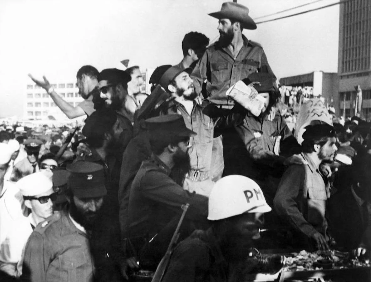 El líder rebelde, Fidel Castro, en el centro junto a los miembros del Movimiento 26 de julio saludan tras su victoria sobre las fuerzas de Batista. En la fotografía, Camilo Cienfuegos, Che Guevara, arriba del todo