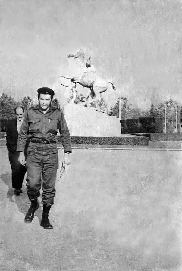 Una imagen del revolucionario argentino en el Campus de la Ciudad Universitaria de Madrid en 1959. 