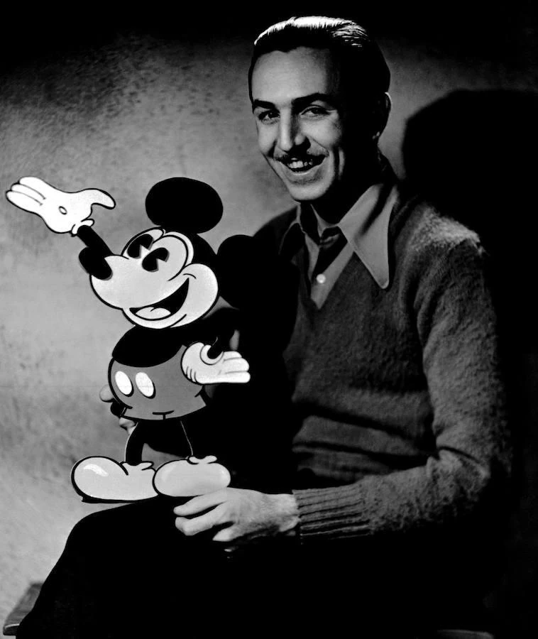 Walt Disney con Mickey Mouse. 
