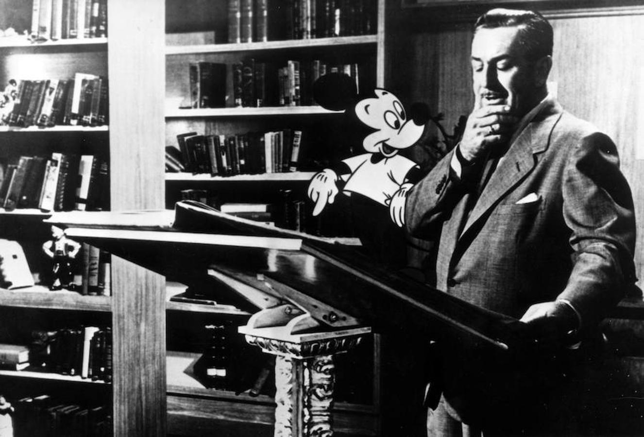 Walt Disney junto a Mickey Mouse en 1950. 