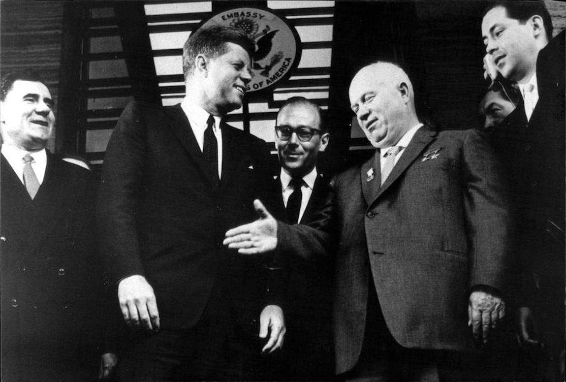 Kennedy y Kruschev en una reunión de Viena. Los presidentes de la URSS y de los Estados Unidos se reunieron en Viena para tratar asuntos tales como el desarme o la supresión de pruebas nucleares