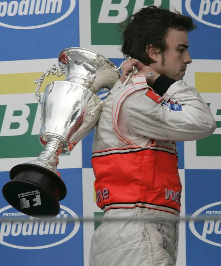 Fernando Alonso abandonando el podio con su trofeo después del Gran Premio de Brasil en 2007. 