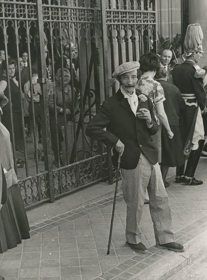1. Un castizo. Un hombre, ataviado con el traje típico de madrileño, a las puertas de La Paloma en los 60