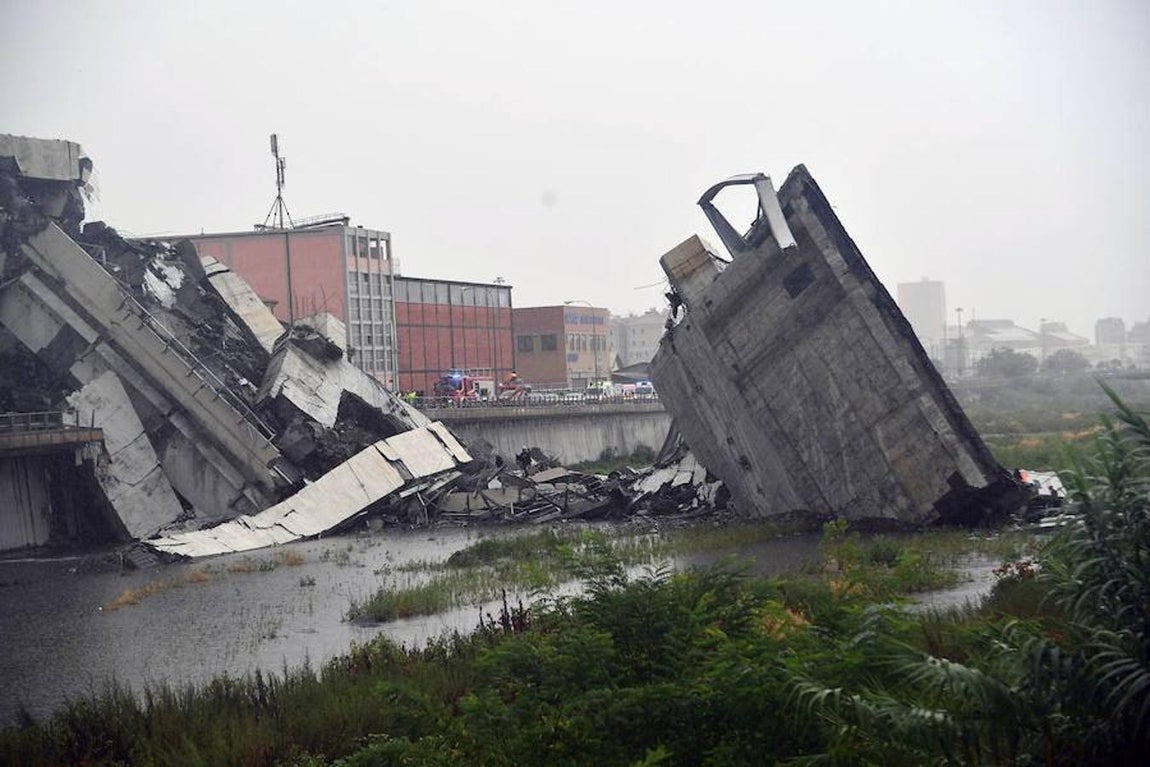 Fotos del accidente del puente derrumbado de una autopista en Génova (Italia)