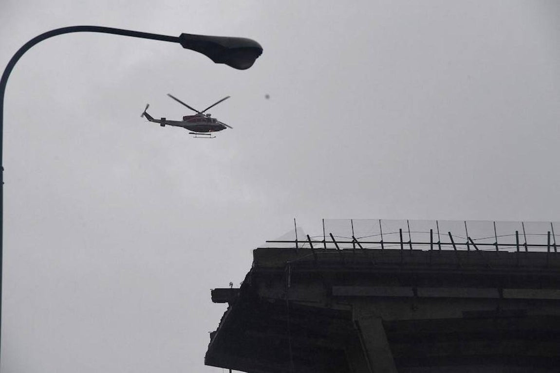 Fotos del accidente del puente derrumbado de una autopista en Génova (Italia)