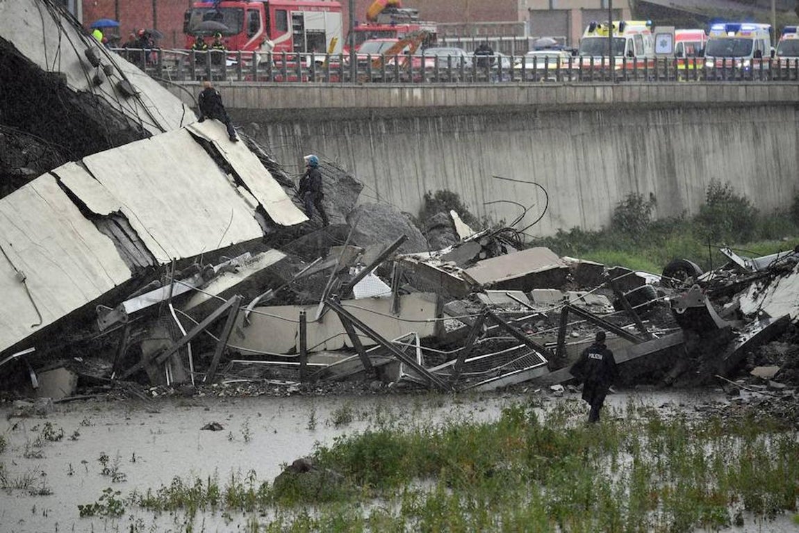 Fotos del accidente del puente derrumbado de una autopista en Génova (Italia)